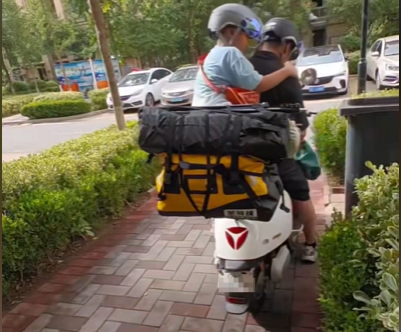 青岛父子骑雅迪电动车去西安 全程1200公里用时18天