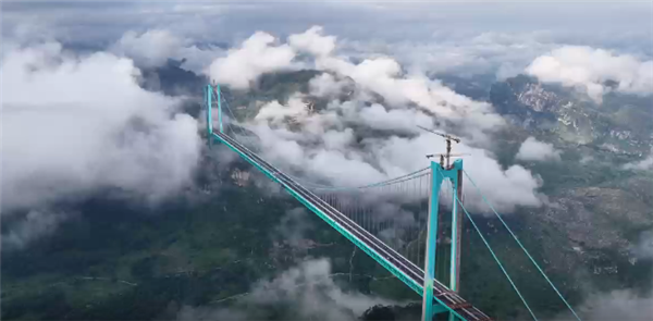 世界第一高桥完成荷载试验：96辆总重达3300吨大货车齐上桥