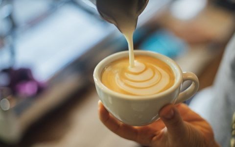 星巴克店员漏点单被女子咆哮辱骂10分钟：店员默默忍受