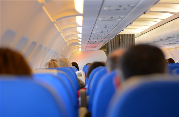 同机票在不同平台价差达2559元 客服回应：异常出票导致