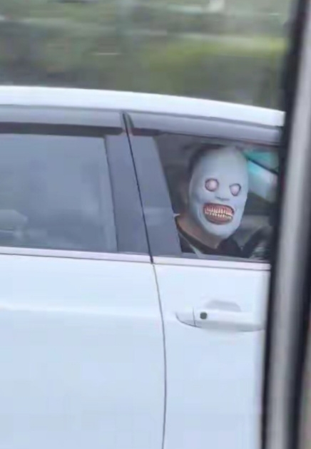 交警通报后！男子高速戴恐怖面具发声：我是外教 向当事人和广大网友致歉