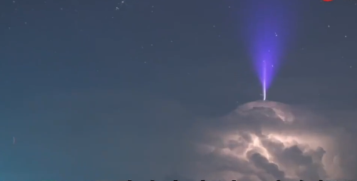 广东一地惊现蓝色喷流闪电 专家：发生概率小于万分之一