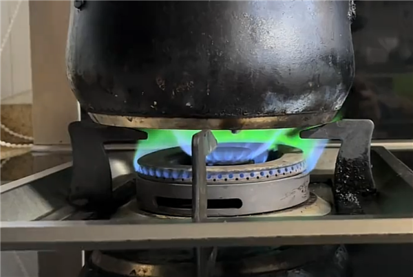 男子加热中药忘关火27天后回家才发现：中途还续了燃气费