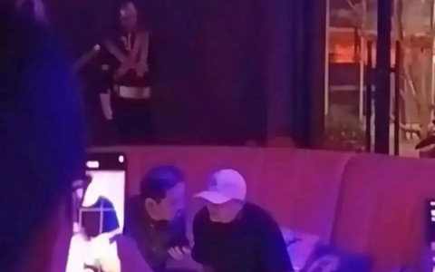 马云现身阿里巴巴园区酒吧 被认出后不忘戴上口罩