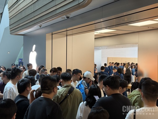 iPhone 17系列开售 南京东路店首位顾客选了Pro Max