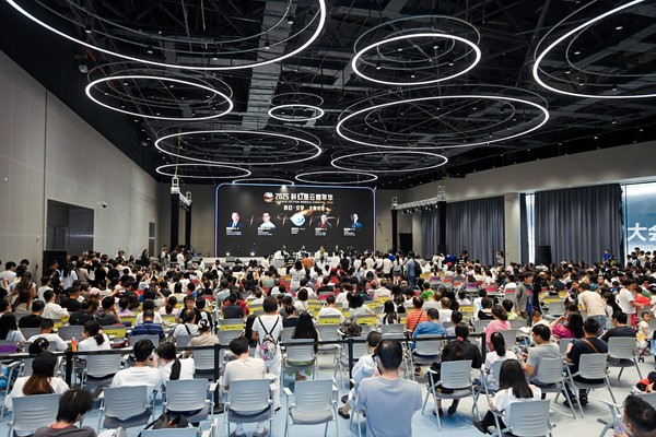 荣耀AI智能体YOYO高情商对谈刘慈欣 Magic8系列或迎大招