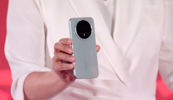 荣耀Magic 8新机亮相骁龙峰会 搭载第五代骁龙8至尊版