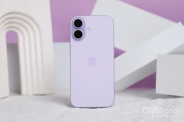 安卓佬的iPhone 17标准版初上手:标准小直屏的典范 安卓佬的iPhone 17标准版初上手:标准小直屏的典范