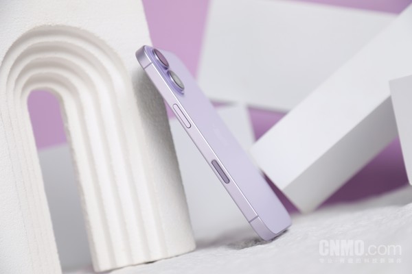 安卓佬的iPhone 17标准版初上手:标准小直屏的典范 安卓佬的iPhone 17标准版初上手:标准小直屏的典范