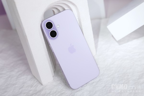 安卓佬的iPhone 17标准版初上手:标准小直屏的典范 安卓佬的iPhone 17标准版初上手:标准小直屏的典范