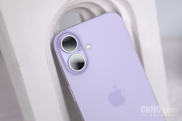 安卓佬的iPhone 17标准版初上手:标准小直屏的典范 安卓佬的iPhone 17标准版初上手:标准小直屏的典范