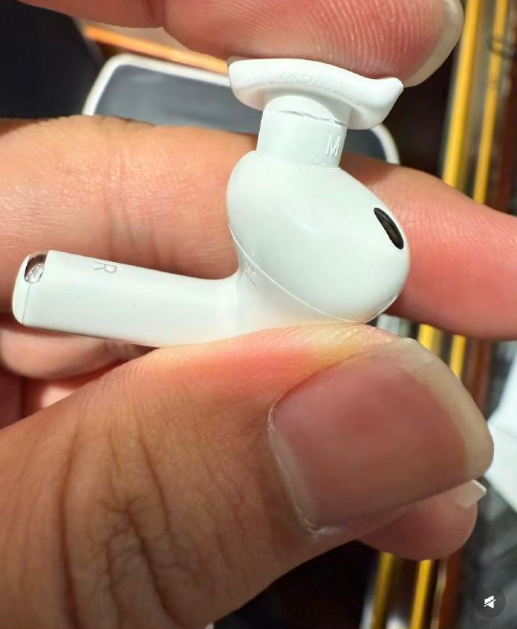 苹果客服回应AirPods Pro 3耳塞断裂：更换不当不属于保修范围 建议轻一点