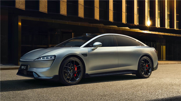 增程、纯电同价爆单！新款智界R7/S7上市36天 大定32000台