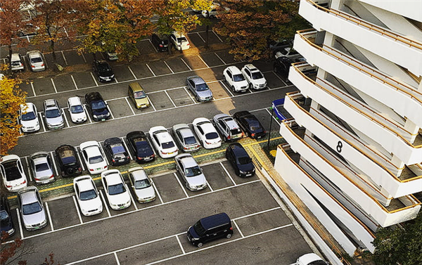 代驾到地后停车占两车位拒挪车 女车主怀疑遭碰瓷式代驾