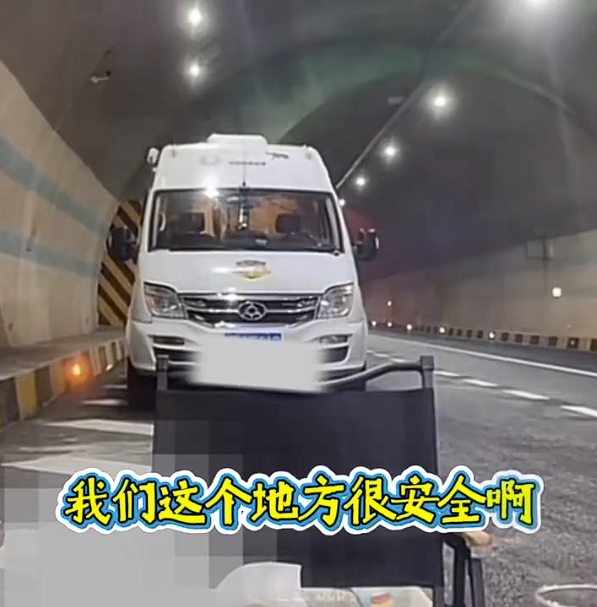 嘴馋惹的祸 男子隧道内停车烧烤还开直播：9分没了