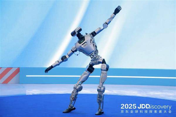 机器人叠衣、对话、踢足球 京东JDD大会上演“AI生活总动员”