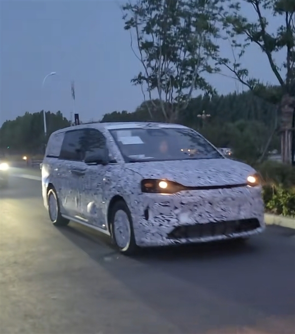 智界MPV内饰谍照曝光：鸿蒙智行首次用上全新大连屏