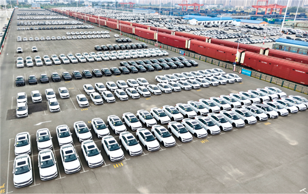 火车还能托运私家小汽车：专属红色车厢