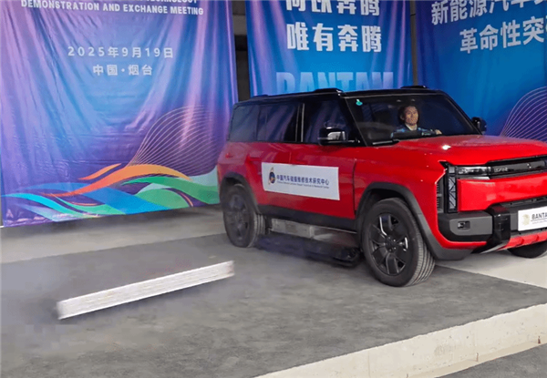 电池 “自动弹射”争议发酵！涉事方最新回应来了：不安全不弹射