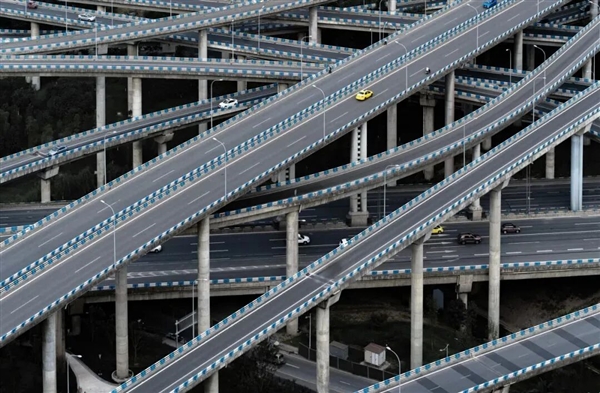 重庆铁路桥惊现第五层！不愧是魔幻8D城市