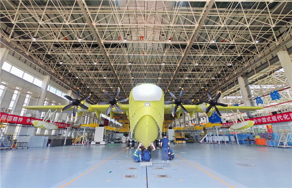 我国自研水陆两栖大飞机！鲲龙AG600批产第三架机总装下线