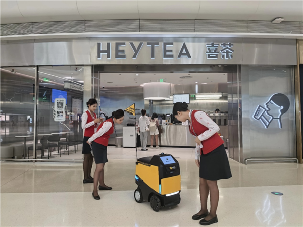 全国首个机场智能送餐：美团自研“小黄蜂”机器人投用深圳宝安机场