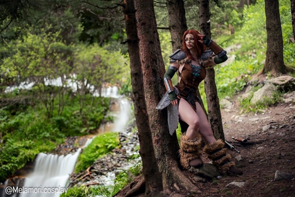 国外美女Cos《上古卷轴》女猎手艾拉 这身材绝了