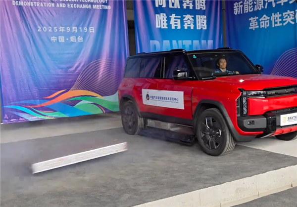 新能源车电池热失控1秒内弹出车身 电池弹射技术引争议