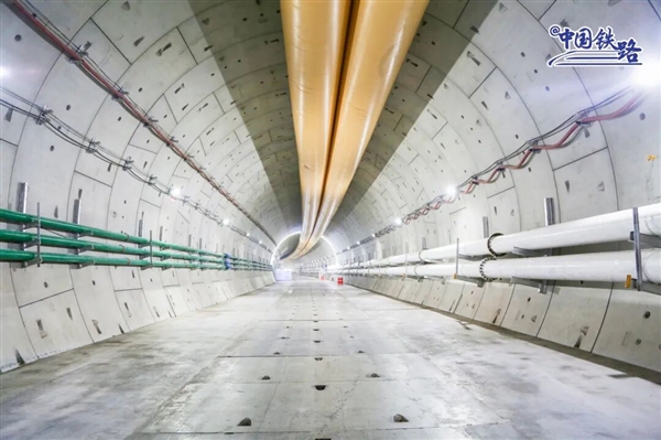 万里长江高铁第一隧！重庆菜园坝长江铁路隧道盾构段顺利贯通