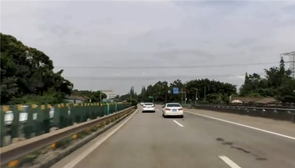 高速上前方两车突然撞到一块 问界M9智驾状态AEB秒触发避险