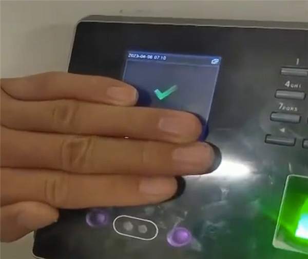 用橡胶指纹帮同事打卡 两人被辞退后起诉公司索赔遭驳回