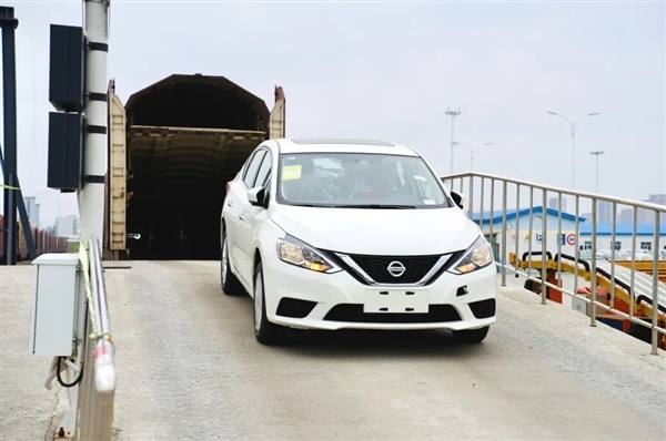 火车还能托运私家小汽车：专属红色车厢