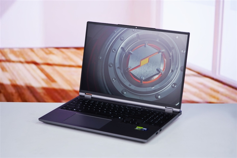 最高温度仅46度的长江存储PC450 SSD！机械革命耀世16 Ultra评测：超过200W的整机性能释放