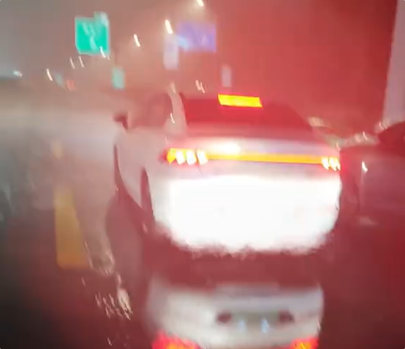 高速上三车并排躲冰雹阻断通行 官方回应：发现赶紧举报