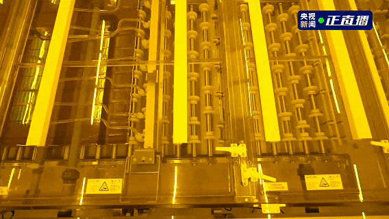 央视撒贝宁探厂刷屏：天马用天工屏给OLED换了一条新赛道！