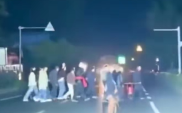 对向货车开远光 司机紧急刹车：十几条人命在眼前忽闪忽现