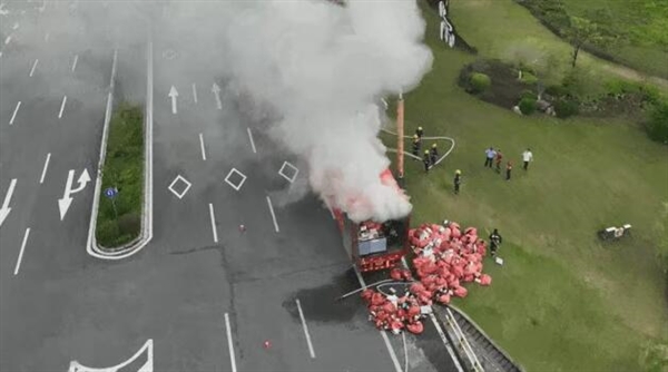 江西一半挂车突然起火 20吨快递葬身火海 近半数被烧毁