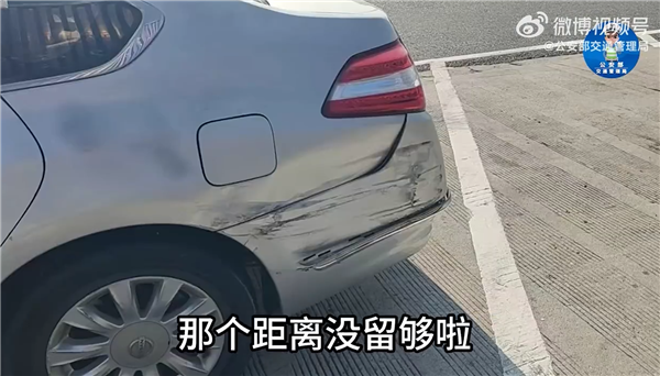 女子高速超车刚露车头就硬挤变道 被大货车顶180度掉头插图3 女子高速超车刚露车头就硬挤变道 被大货车顶180度掉头