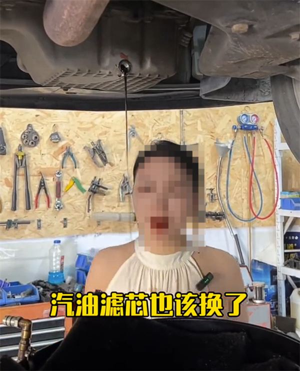 女子品尝机油“诊断”车辆故障 网友痛批哗众取宠