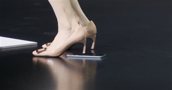 OPPO美女产品经理Monica宣布辞职 曾在发布会上演高跟鞋暴踩新机名场面插图6 OPPO美女产品经理Monica宣布辞职 曾在发布会上演高跟鞋暴踩新机名场面