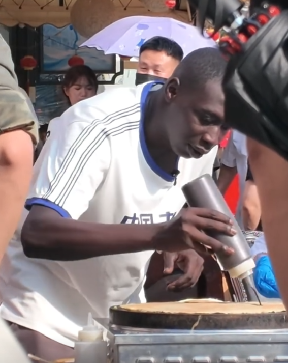 全球第二大网红中国行 无语哥在天津街头摊煎饼果子