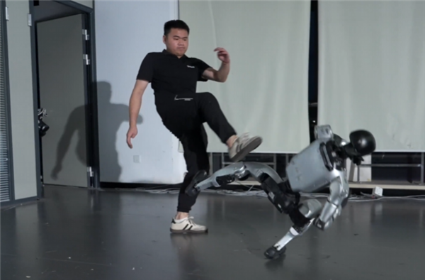 宇树G1学会了“反重力”模式了：人形不倒翁！倒地瞬间起身