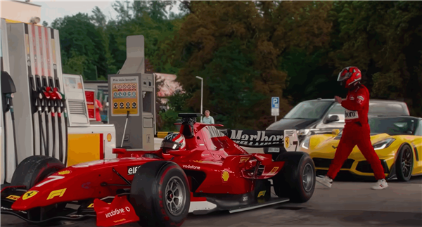 男子开假法拉利F1赛车高速路上飙车 结果被抓