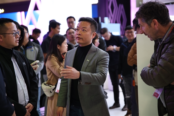 明年交付飞行汽车！何小鹏：未来人们会住在城市中心100公里以外 10分钟内到达