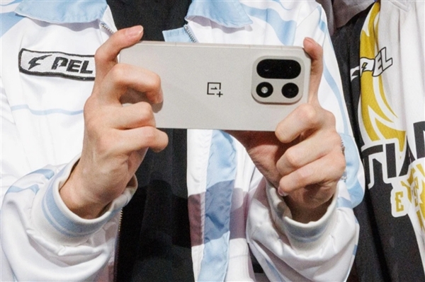 一加15 1.15mm下巴刷新纪录！李杰：正面太美了