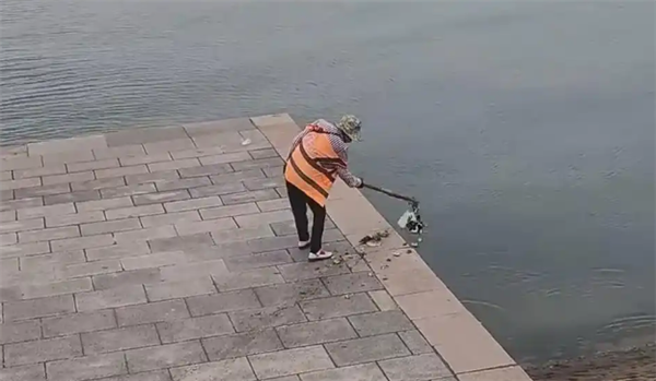 青岛一环卫工将垃圾扫进大海 景区回应：开除 扣发半个月工资