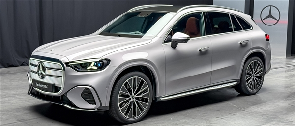 尴尬！奔驰车在德总理默茨面前出“故障” 前备箱盖始终打不开