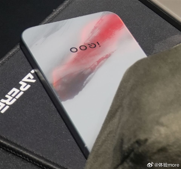 iQOO 15真机首次泄露：红白灰配色设计行业罕见