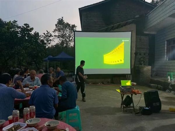 绝症女孩请全村看电影：嘱托关照父母