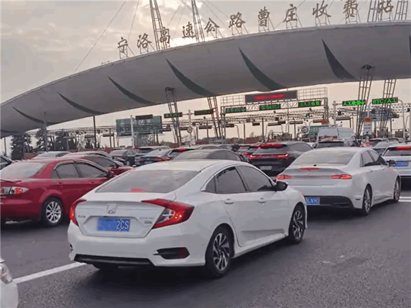 国庆提前出发的大聪明已堵路上 多条高速已堵到红温